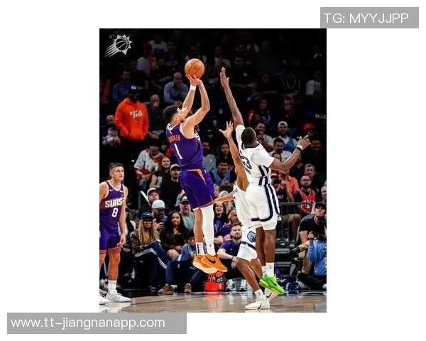 布克回忆赛季初低谷期强调团队拼搏精神与连胜信心