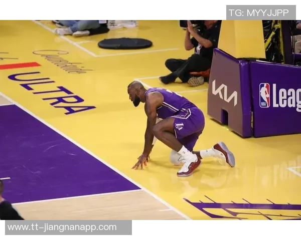 湖人缺少詹姆斯状态低迷半场落后马刺5分东契奇表现出色贡献22分