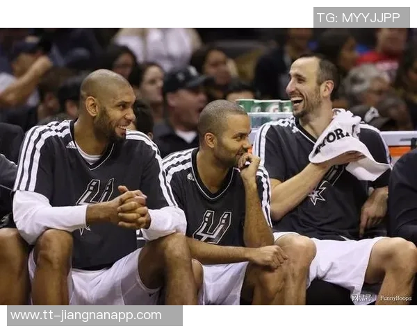 悼念托尼帕克父亲邓肯大卫罗宾逊与前妻齐聚送别